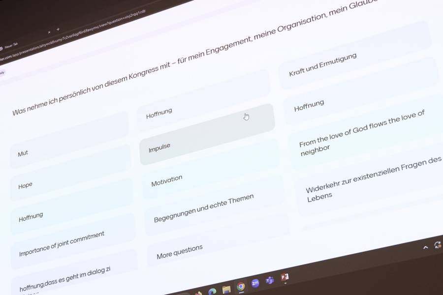 Am Ende des Renovabis-Kongresses wurden die Teilnehmenden gefragt, was sie für ihr Engagement, ihre Organisation oder ihren Glauben mitnehmen.
Die Antworten wurden über ein interaktives Mentimeter-Tool erfasst und reichten von „Hoffnung“, „Mut“ und „Motivation“ bis hin zu „Impulse“, „Begegnungen und echte Themen“ und „From the love of God flows the love of neighbor“.<br><small class="stackrow__imagesource">Quelle: Doris Breitsameter, Renovabis </small>