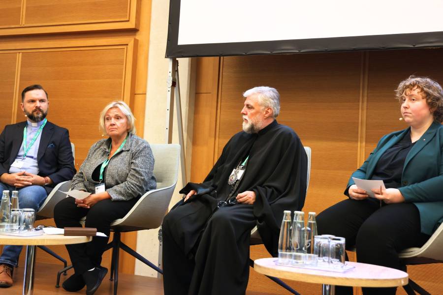 Gruppenfoto von der Abschluss-Diskussion mit dem Thema „ Die Zukunft der Menschenwürde in Europa – Die Rolle der Kirche in der Lösung drängender Fragen“. Im Laufe des Gesprächs bereicherten verschiedene Teilnehmende mit ihren Beiträgen die Runde. Auf dem Foto von links nach rechts: Dr. Łukasz Mudrak (Direktor der Caritas Lublin), Prof. Dr. Regina Polak (Professorin für Praktische Theologie aus Wien), Metropolit Grigorije Durić (Metropolit der serbisch-orthodoxen Christenin Deutschland) sowie Moderatorin Dr. Paulina Hauser.<br><small class="stackrow__imagesource">Quelle: Doris Breitsameter, Renovabis </small>