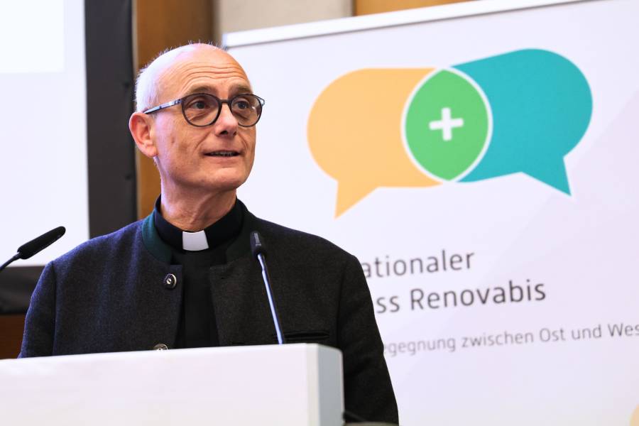 Zum Abschluss des Kongresses stellte Renovabis-Hauptgeschäftsführer Pfarrer Prof. Dr. Thomas Schwartz den Teilnehmenden den „Aufruf an Gesellschaft, Politik, Kirche und uns alle“ vor – mit dem Titel: „Menschenwürde in Zeiten gesellschaftlicher Umbrüche“.
Er würdigte die intensiven Debatten der vergangenen Tage und rief dazu auf, sich gemeinsam, mutig und entschieden für die Wahrung der Menschenwürde in Europa einzusetzen.<br><small class="stackrow__imagesource">Quelle: Doris Breitsameter, Renovabis </small>