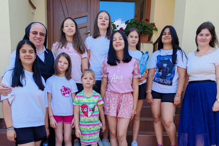 Acht Mädchen im Alter von acht bis 15 Jahren wohnen derzeit im Kinderheim ‚Mutter Gottes‘. Außerdem wurde eine ukrainische Mutter mit ihren zwei Töchtern aufgenommen, die vor dem Krieg geflohen sind.<br><small class="stackrow__imagesource">Quelle: Sr. Bernardina Huja MCD </small>
