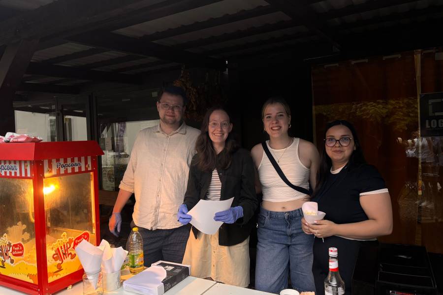 Ein anderer Teil der Gruppe bedient eine knallrote Popcorn-Maschine.