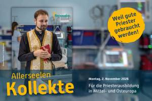 Ein junger Priester mit kurzem Bart, schwarzem Gewand und goldbestickter Stola hält ein rotes Buch vor der Brust. Er steht in einem Krankenhauszimmer neben einem Bett, im Hintergrund arbeitet eine Frau in hellblauer Klinikkleidung, daneben medizinische Geräte. Text im Bild: „Allerseelen Kollekte. Montag, 2. November 2026. Für die Priesterausbildung in Mittel- und Osteuropa." Ein gelber runder Stempel trägt die Aufschrift „Weil gute Priester gebraucht werden!". Oben das Renovabis-Logo.
