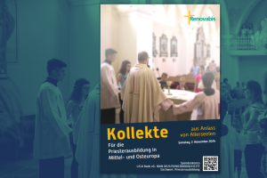 Das Bild zeigt eine katholische Messe, bei der ein Priester und junge Menschen um einem Altar stehen. Im Vordergrund ist der Rücken des Priesters zu sehen. Rechts im Bild ist ein Plakat zur Ankündigung der Allerseelenkollekte.