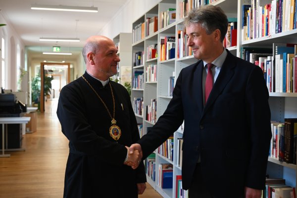 Das Bild zeigt Renovabis-Geschäftsführer Dr. Markus Ingenlath rechts, der dem ukrainischen Militärbischof Bohdan Manyschyn links die Hand schüttelt. Beide lächeln einander an.