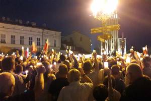 Demonstranten mit Kerzen in der polnischen Stadt Bielsko-Biala.