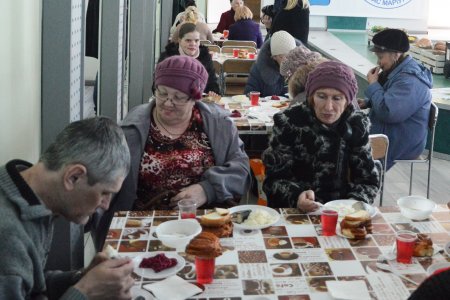 Bis zu 100 bedürftige Personen erhalten in der Suppenküche Mariupol täglich ein Mittagessen.