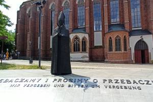 Denkmal in Breslau für Kardinal Bolesław Kominek, den Verfasser des Briefes. Es zeigt eine Statue des Bischofs und die Inschrift "Wir vergeben und bitten um Vergebung" in polnischer und deutscher Sprache.