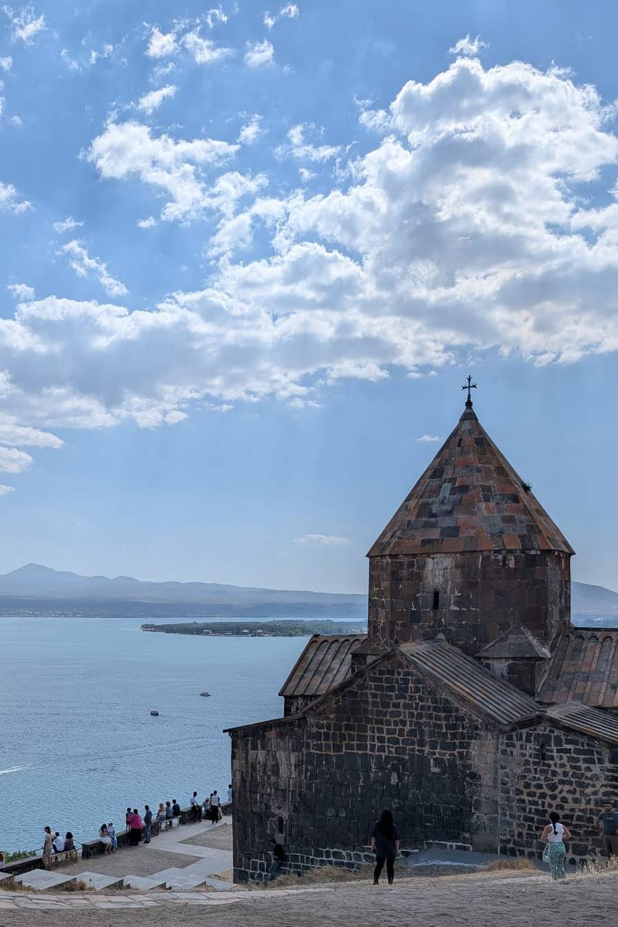 Kloster Sewanawank: Das Bild zeigt das Kloster an einem See und vor blauem Himme.