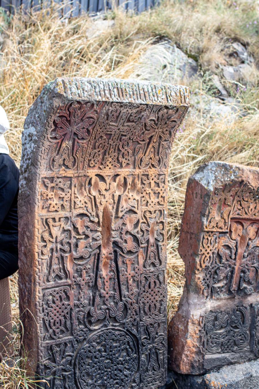 Ein armenischer Chatschkar - ein Steinmonolith, kunstvoll behauen, aufrecht stehend und mit einem Reliefkreuz in der Mitte.