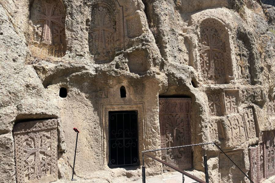 Aufnahme des Klosters Geghard in Armenien, das zum UNESCO-Weltkulturerbe gehört. Ein Teil des Klosters wurde - wie hier im Bild zu sehen - direkt in den Fels gehauen.