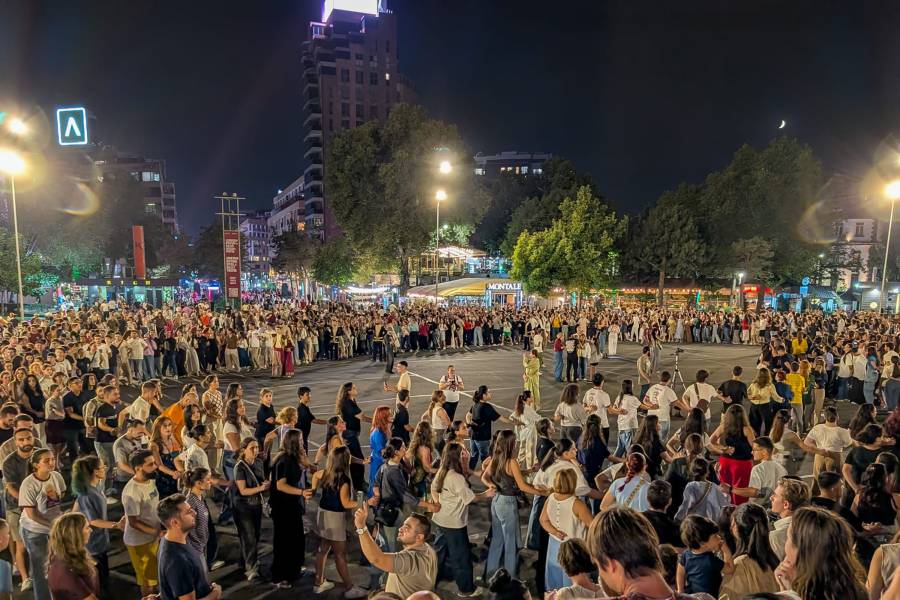 Das Stadtzentrum von Jerewan ist voller Menschen, die alle rundherum im Kreis tanzen und sich an den Händen halten.