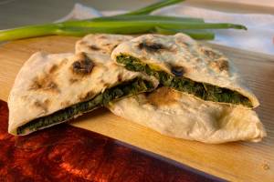 Jingalov Hats - mit Kräutern gefüllte, armenische Fladenbrote.