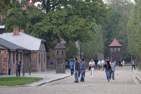 Besucher der KZ-Gedenkstätte Auschwitz
