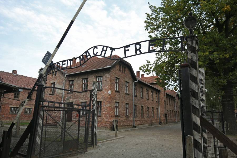 "Arbeit macht frei"-Schriftzug im KZ Auschwitz