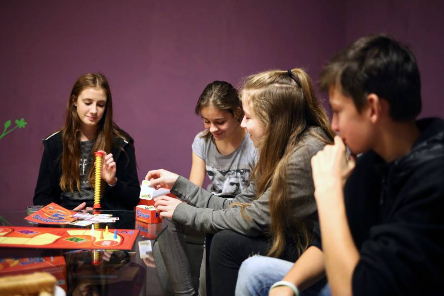 Jugendliche spielen Karten