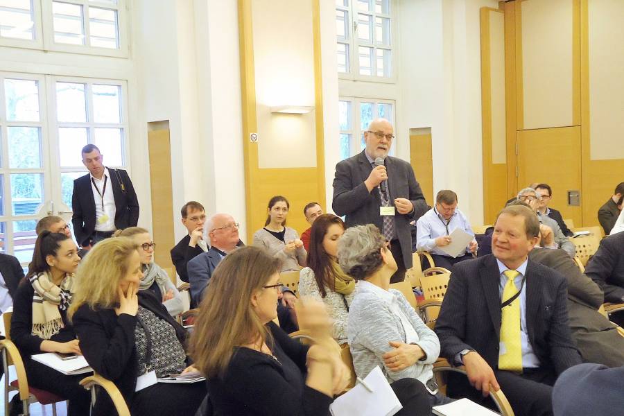 Diskussion im Plenum, Wortmeldung Prof. Dr. Dr. András Máté-Tóth<br><small class="stackrow__imagesource">Quelle: Burkhard Haneke </small>