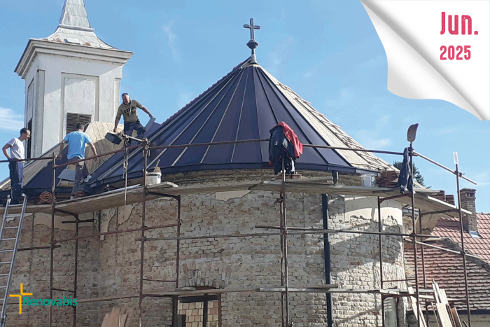 Eine Kirche wird zum Ort der Begegnung: Die katholische Gemeinde in Vojvodina (Serbien) wächst – und dank Ihrer Hilfe können Kirche und Pfarrhaus renoviert werden. So entsteht Raum für Glauben, Gemeinschaft und Zukunft.<br><small class="stackrow__imagesource">Quelle: Projektpartner </small>