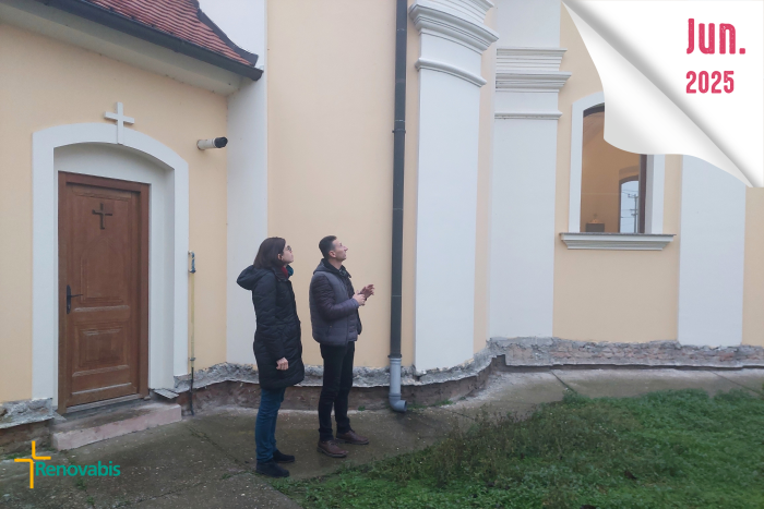 Kirchensanierung in Serbien: Für die Renovierung der Pfarrkirche in Novi Banovci hatten wir Sie rund um Pfingsten um Spenden gebeten und große Unterstützung erfahren. Bei einem Besuch im Dezember 2025 konnte sich unsere Serbien-Referentin Christiana Hägele vor Ort ein Bild vom Fortschritt machen: Pfarrer Dušan Milekić zeigte ihr die fertiggestellte Kirchenfassade. Die noch ausstehenden Sockelarbeiten werden demnächst abgeschlossen.<br><small class="stackrow__imagesource">Quelle: Renovabis </small>