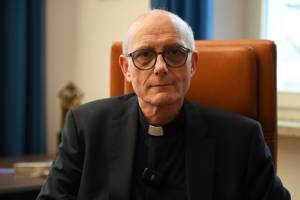 Das Bild zeigt den Hauptgeschäftsführer von Renovabis Thomas Schwartz in priesterlichem Gewand. Er blickt ernst in die Kamera.