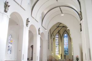 Innenansicht des Rottenburger Doms mit Blick in den Chor