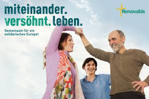 Drei tanzende Menschen stehen für das Motto der Renovabis-Pfingstaktion 2018: "miteinander. versöhnt. leben. Gemeinsam für ein solidarisches Europa!"