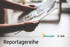 Hände halten eine Zeitung, Logos Renovabis und n-ost