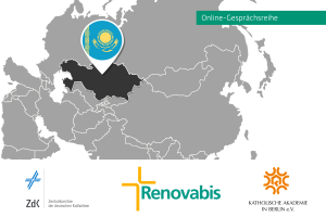 Das Bild zeigt eine in Hellgrau gehaltene Landkarte, auf der das Land Kasachstan in Dunkelgrau hervorgehoben ist. In einer stilisierten Lupe, die auf Kasachstan zeigt, ist ein Teil der Flagge des Landes dargestellt. Rechts oben ist in einem grünen Balken die Inschrift "Online-Gesprächsreihe" zu lesen.
Am unteren Bildrand sind die Logos von Renovabis, dem ZDK, sowie der Katholischen Akademie Berlin zu sehen.