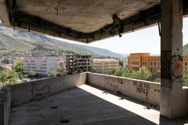 Aus dem achtstöckigen Hochhaus schoßen im Krieg die Scharfschützen in die Stadt.