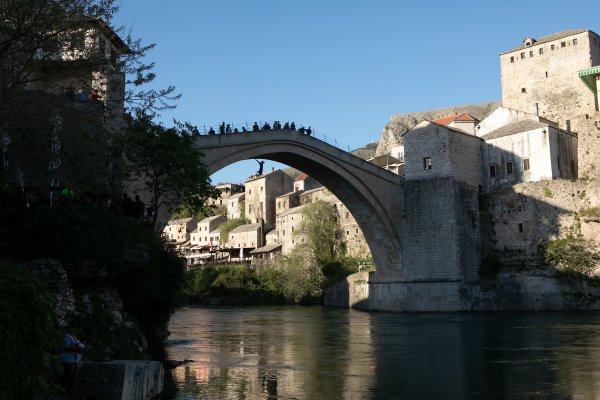 Von der berühmten Brücke "Stari Most" springen Einheimische als Touristenattraktion in die Neretva.
