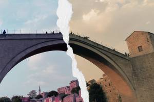 Auf dem Foto ist die Alte Brücke von Mostar in Bosnien und Herzegowina vom Fluss aus (d.h. von unten) zu sehen. Auf der Brücke stehen ca. ein Dutzend Menschen. Im Hintergrund sind Häuser und ein Minarett an einem Hang zu sehen. Durch das Foto geht von oben nach unten ein Riss, der Bild in eine linke, bunte, und eine rechte, sepia-farbige, teilt.