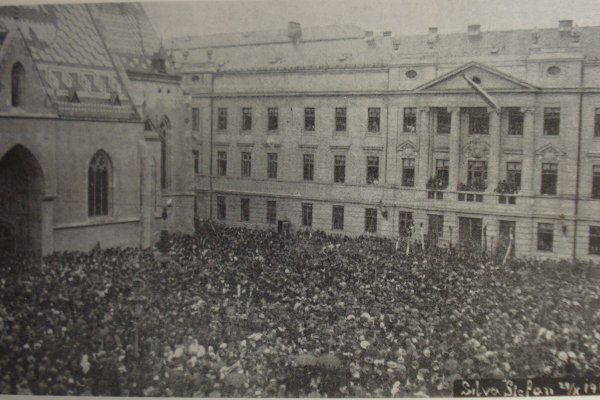 Die Bevölkerung Zagrebs bejubelt die Ausrufung des Staates der Slowenen, Kroaten und Serben am 29. Oktober 1918.