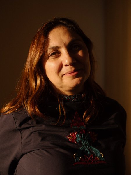 Porträt der Kasa-Chefin Monika Sargsyan. Sie trägt einen dunkelbrauen Pulli mit Muster am Ausschnitt und lange brauen Haare.