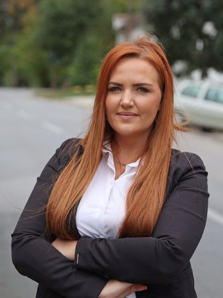 Caritas-Mitarbeiterin Dijana Vašaš Kuručev hat über200 Jugendliche in Jobs vermittelt. Das Bild zeigt die junge Frau mit langen rötlichen Haaren, einem dunklen Blazer und einer weißen Bluse.