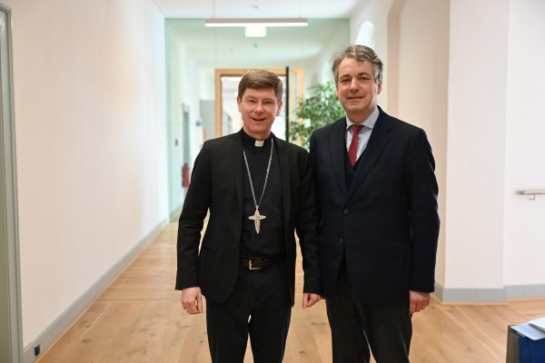 Das Bild zeigt den Bischof auf der rechten Seite neben Geschäftsführer Dr. Ingenlath auf der linken Seite. Beide lächeln in die Kamera.