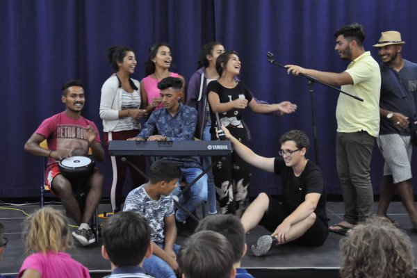 Spontaner Auftritt von einigen jugendlichen Mitarbeitern aus dem Roma-Ashkaliviertel. Nach einem Gewitter war in der ganzen Schule der Strom ausgefallen. Die Musik half dabei, das entstandene Chaos zu überwinden.