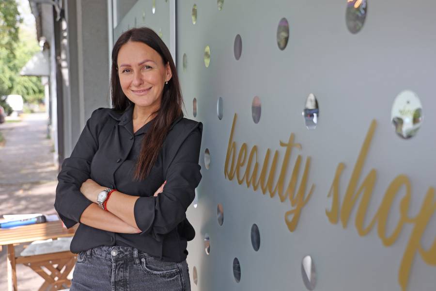 Porträtfoft von Danijela Mijatov, der Chefin von Mina, vor dem Beautysalon.