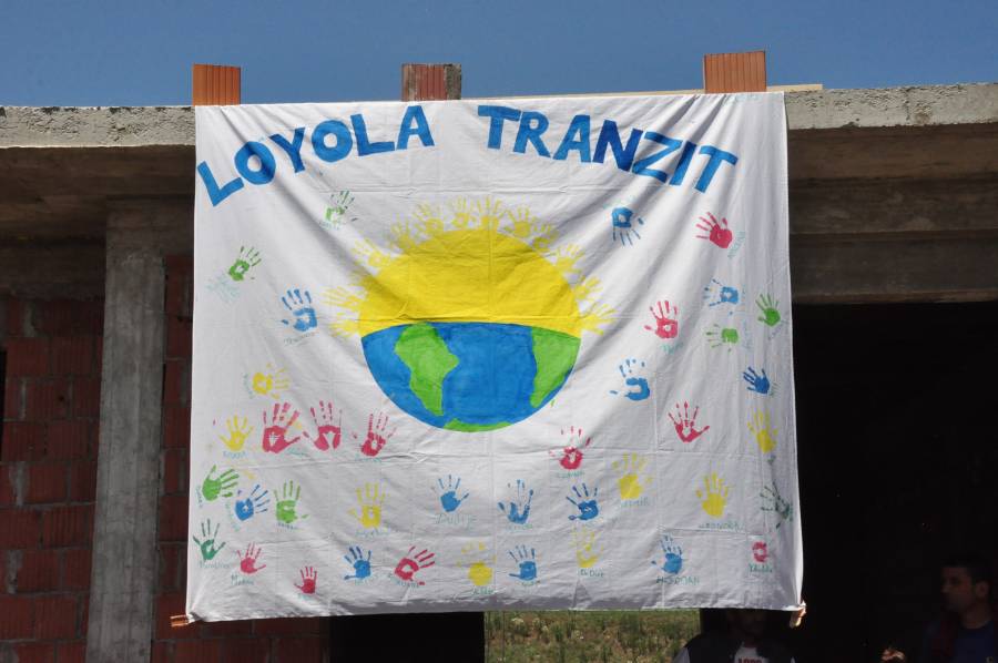Im „Loyola Tranzit“-Projekt werden Brücken der Freundschaft gebaut: zwischen der Welt des privaten Loyola Gymnasiums und der Welt des Romaviertels Tranzit.