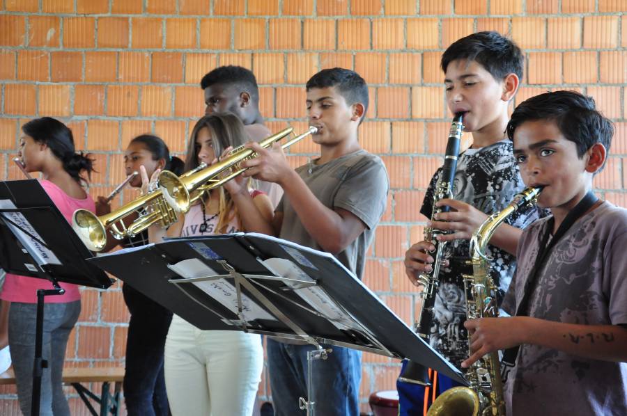 Camp-Teilnehmer haben die musikalische Gestaltung beim Richtfest übernommen.