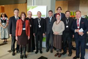 Die deutsche Delegation beim „Kirchengipfel“ vor der Weltklimakonferenz in Kattowitz zusammen mit Erzbischof Wiktor Skworz.