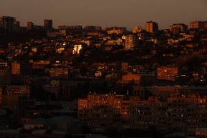 Die Häuser von Jerewan bei Sonnenuntergang.