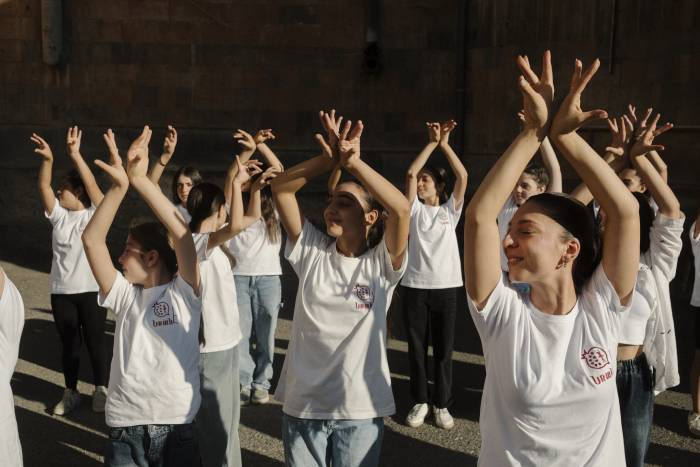 ...ebenso wie im Tanzclub, wo die Jugendlichen ihre Erlebnisse verarbeiten und ausdrücken können.<br><small class="stackrow__imagesource">Quelle: Maximilian Gödecke </small>