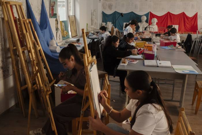 Im Malclub entstehen neue Freundschaften zwischen den Kindern aus Bergkarabach und aus Armenien...<br><small class="stackrow__imagesource">Quelle: Maximilian Gödecke </small>