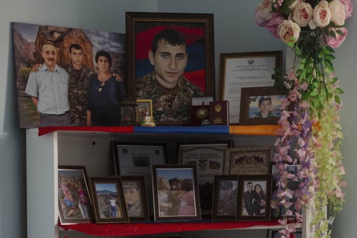 Erinnerungen an die Heimat, die auf der Flucht aus Bergkarabach mitgenommen wurden. Einige Fotos zeigen die im Krieg gefallenen Angehörigen.<br><small class="stackrow__imagesource">Quelle: Maximilian Gödecke </small>