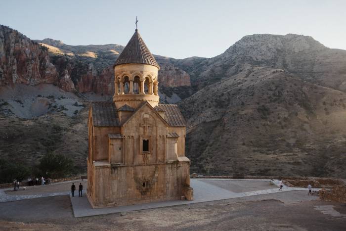 Kloster Norawank in Armenien: Die lange christliche Tradition des Landes ist für viele Menschen bis heute Quelle von Halt und Identität.<br><small class="stackrow__imagesource">Quelle: Maximilian Gödecke </small>