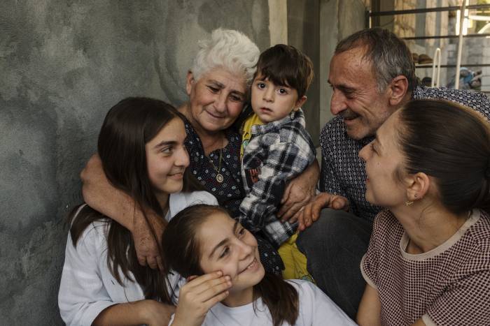 Mehrere Generationen stehen vor der Aufgabe, in Armenien neu anzufangen.<br><small class="stackrow__imagesource">Quelle: Maximilian Gödecke </small>