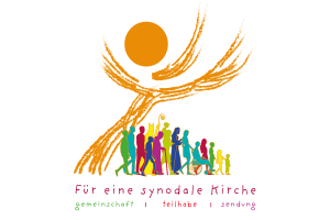 Das Bild zeigt das Logo der Weltsynode mit bunt und schemenhaft dargestellten Menschen verschiedenen Alters und verschiedener Funktionen. Über ihnen dargestellt ist eine schemenartige Figur, die die Hände emporstreckt, und deren Kopf durch einen kreisförmige Fläche dargestellt ist. Darunter steht geschrieben: Für eine synodale Kirche: gemeinschaft, teilhabe, sendung