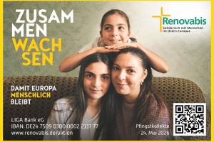 Anush Matirosyan sitzt zusammen mit ihrem beiden Töchtern auf einem mittelbraun karierten Sofa. Die jüngere der beiden Töchter sitzt hinten, legt die Hände auf den Kopf von Mutter und Schwester. Alle drei strahlen in die Kamera.