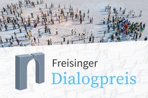 Große Menschengruppen stehen verteilt auf einer weiten, hellgrauen Fläche. Zwischen den Personen sind feine, leuchtende Linien eingezeichnet, die ein abstraktes Netzwerk oder Wegesystem bilden. Die Menschen sind einzeln oder in kleinen Gruppen angeordnet und wirken miteinander verbunden, ohne sich direkt zu berühren. Im unteren Bildbereich liegt eine halbtransparente weiße Fläche. Darauf stehen der Schriftzug „Freisinger Dialogpreis“ sowie ein stilisiertes, graues Tor- oder Bogen-Symbol.