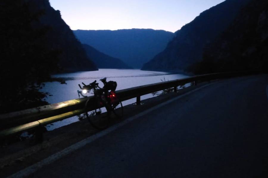 Fahrrad vor Bergsee in der Abenddämmerung