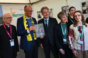 Hauptgeschäftsführer Prof. Thomas Schwartz, Bundeskanzler Friedrich Merz, Geschäftsführer Dr. Markus Ingenlath, Renovabis-Referentin Renate Krekeler-Koch und die ukrainische Studentin Anna Sobolevska am Renovabis-Stand auf dem Katholikentag (v.l.).